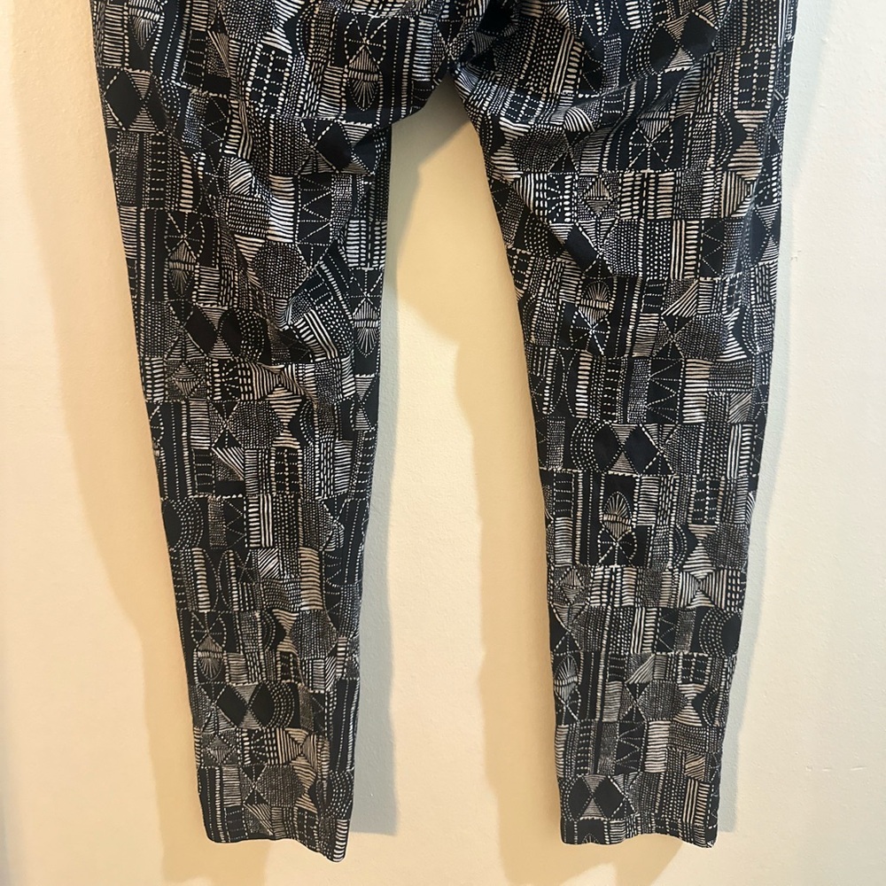 Torrid Black and Cream Patterned Leggings - Picture 6 of 7